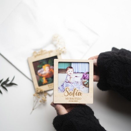 Mini marco polaroid en madera – Con nombre en relieve