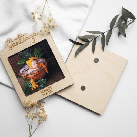 Mini marco polaroid en madera – Con nombre en relieve