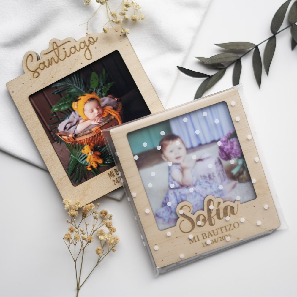 Mini marco polaroid en madera – Con nombre en relieve