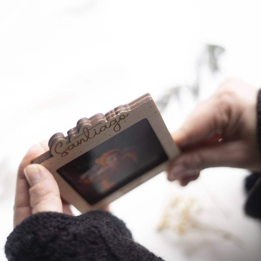 Mini marco polaroid en madera – Con nombre en relieve