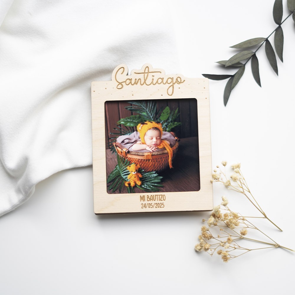 Mini marco polaroid en madera – Con nombre en relieve