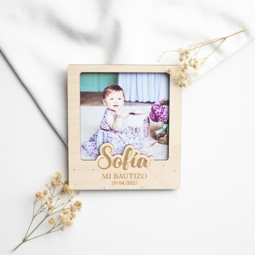 Mini marco polaroid en madera – Con nombre en relieve Mini marco polaroid en madera – Con nombre en relieve
