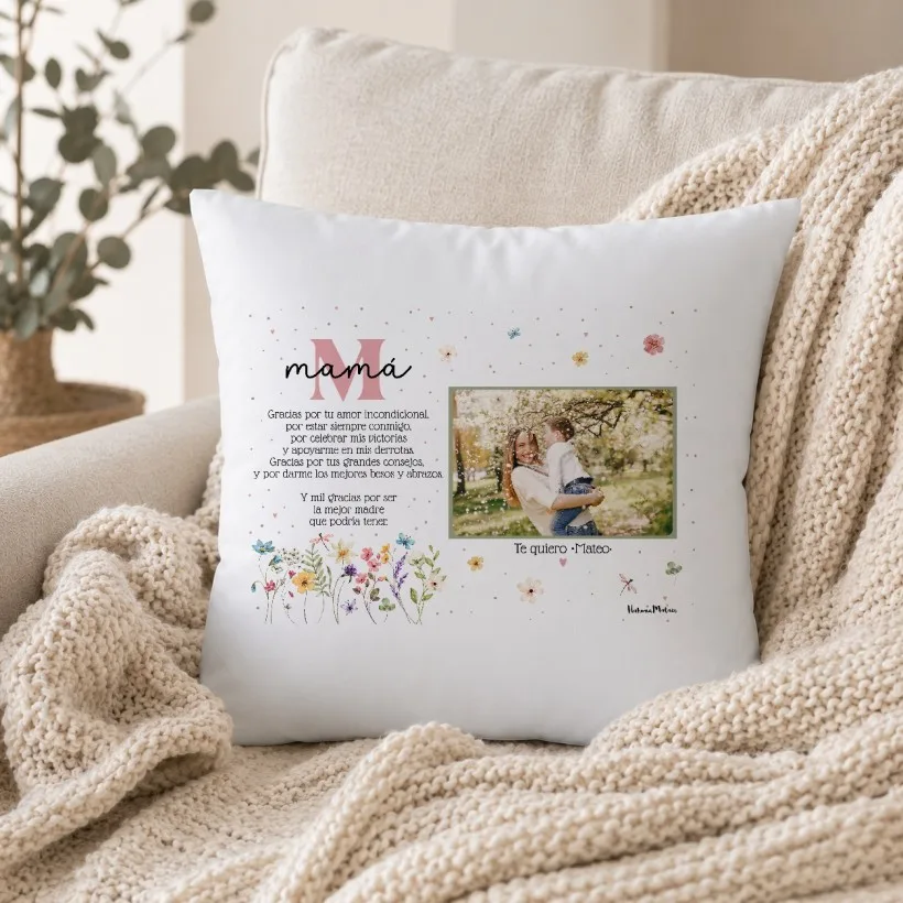 Cojín con foto personalizado - Inicial floral con dedicatoria | Hakuna Mataza