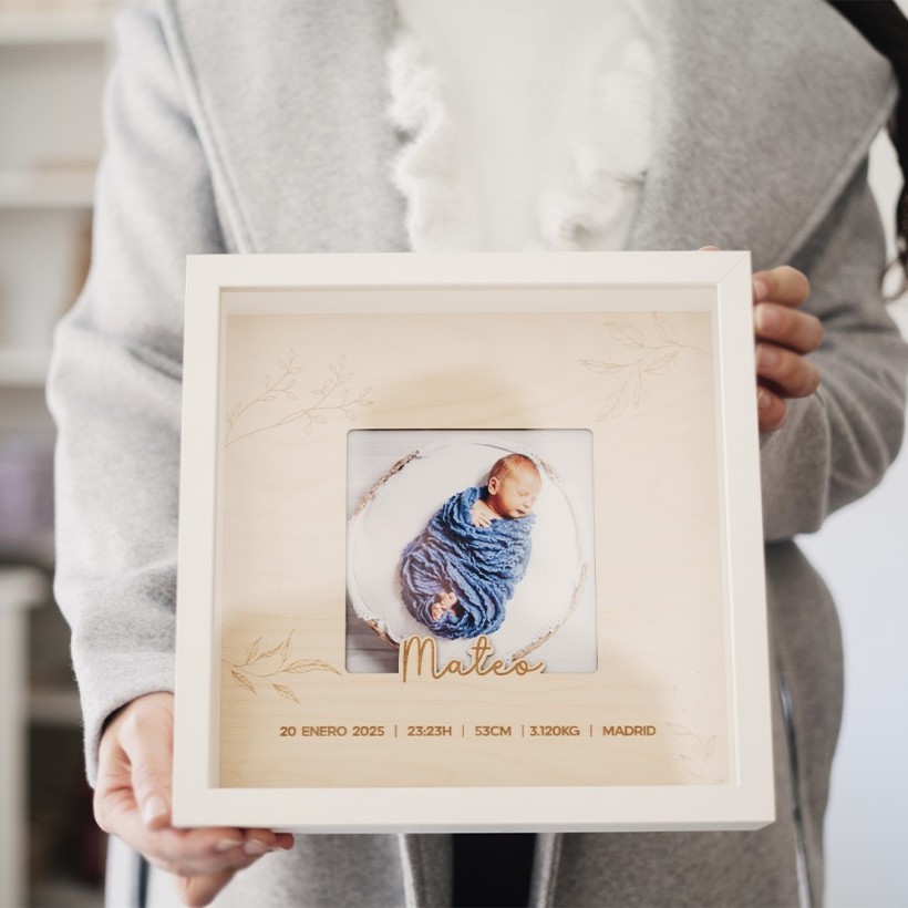 Marco de madera dedicado personalizado - Nombre en relieve Marco de madera dedicado personalizado - Nombre en relieve