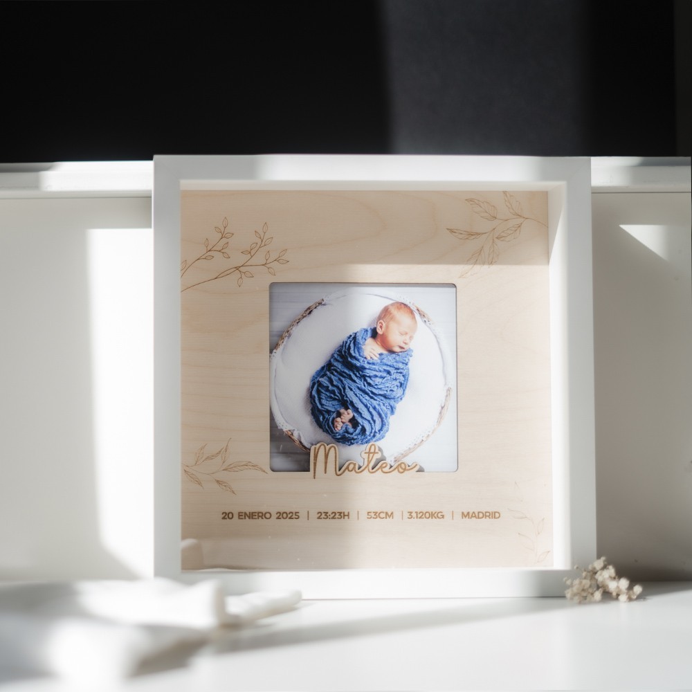 Marco de madera dedicado personalizado - Nombre en relieve