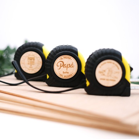 Flexómetro con placa de madera grabada