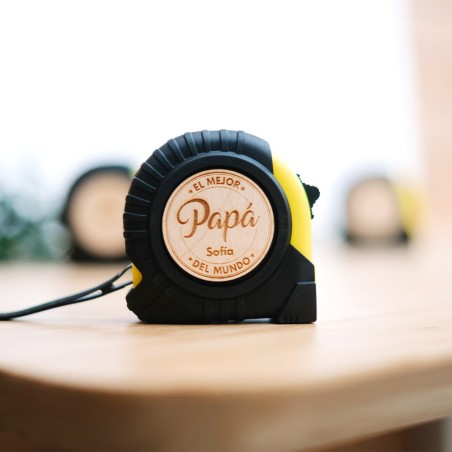 Flexómetro con placa de madera grabada