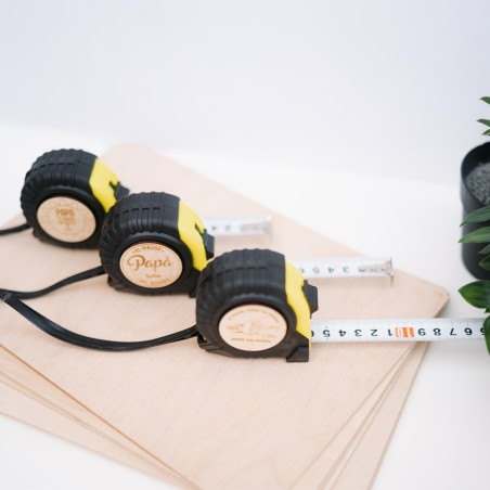 Flexómetro con placa de madera grabada
