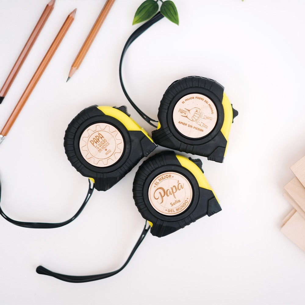 Flexómetro con placa de madera grabada