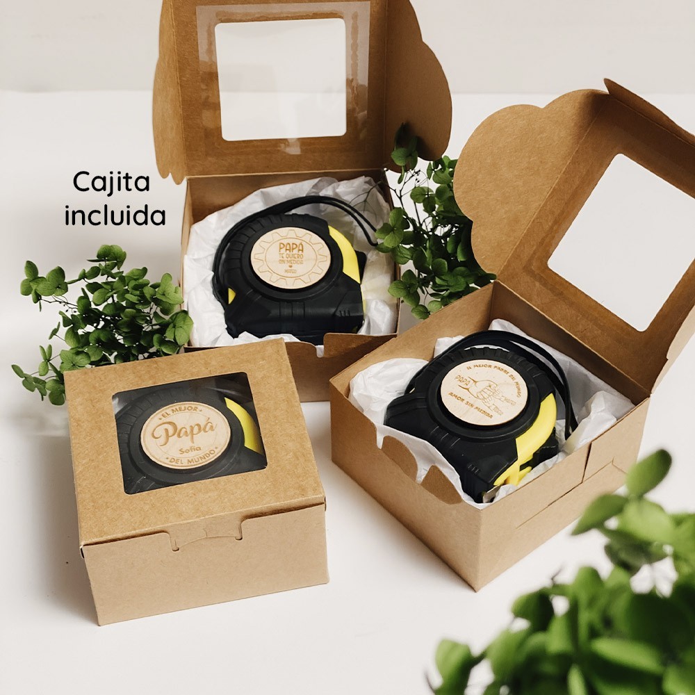 Flexómetro con placa de madera grabada