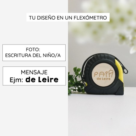 flexómetro con escritura infantil grabada en madera