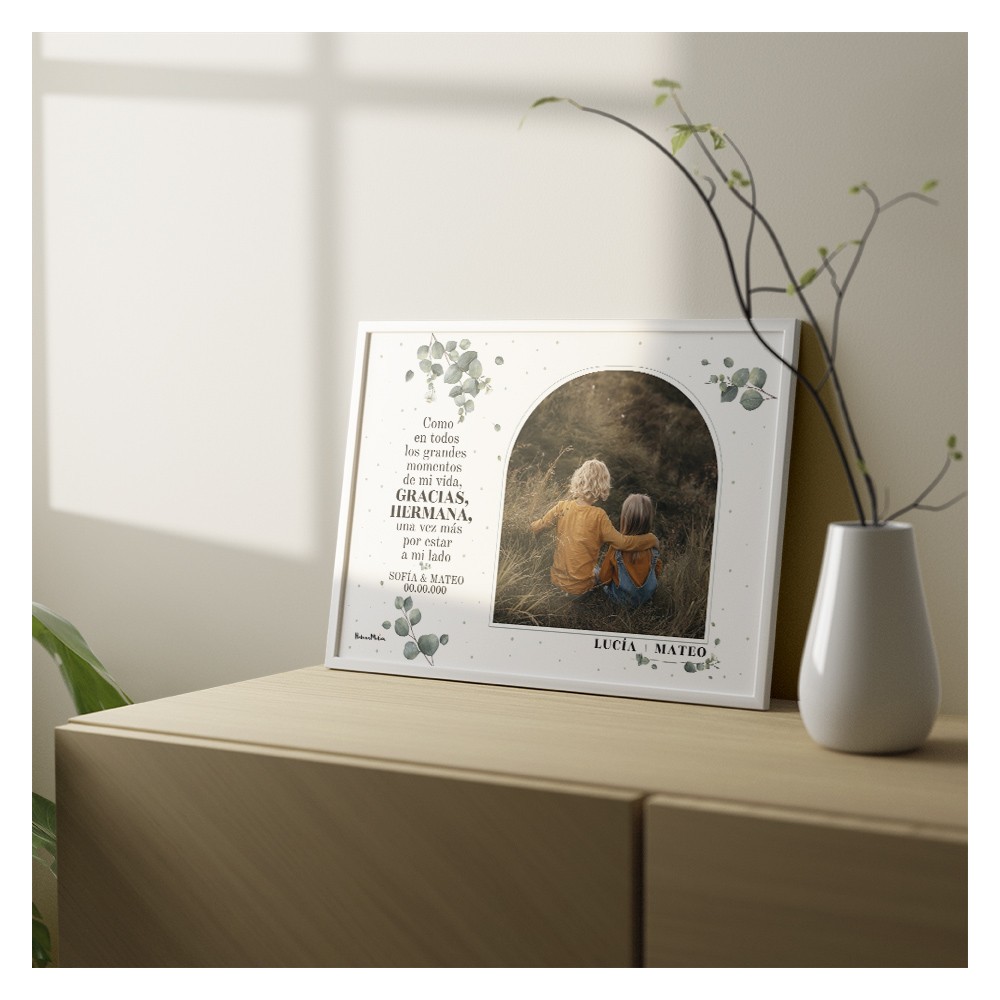 Lámina personalizada con foto para hermana decorando una estantería en casa.