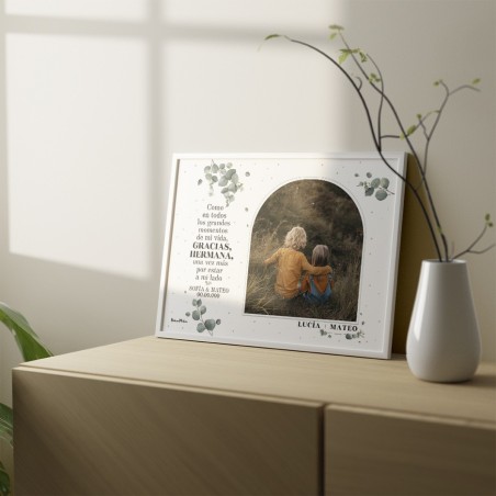 Lámina personalizada con foto para hermana decorando una estantería en casa. Lámina personalizada con foto para hermana decorando una estantería en casa.