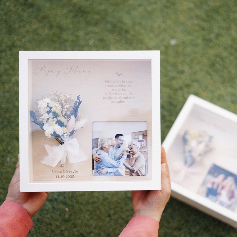 Marco de madera dedicado personalizado - Foto y flores preservadas