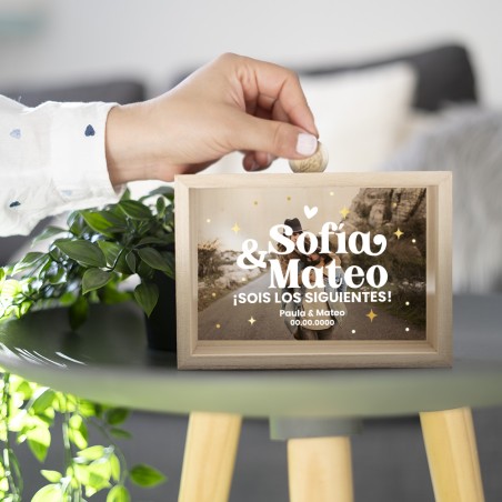 Hucha de madera personalizada - ¡Sois los siguientes! Hucha de madera personalizada - ¡Sois los siguientes!