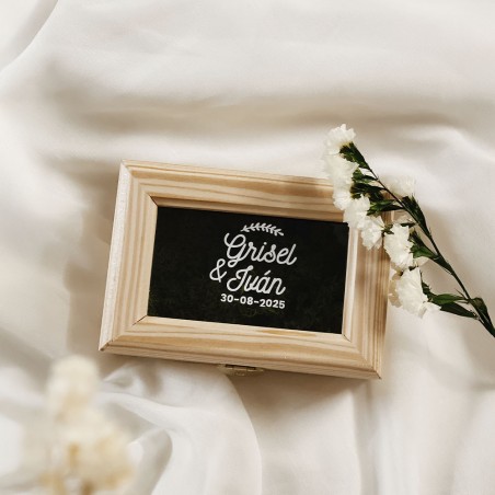 Caja porta alianzas de madera con tapa de cristal