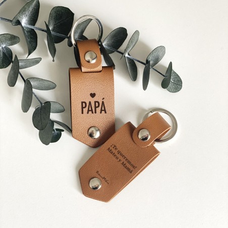 Llavero de cuero sintético marrón con diseño elegante para papá. Llavero de cuero sintético marrón con diseño elegante para papá.