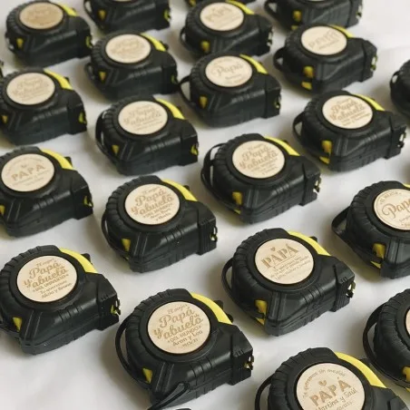 Flexómetro personalizado para papá – Grabado en madera · otra vista