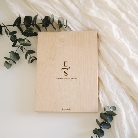 Vista del marco libro cerrado, con el diseño elegante de madera natural y la personalización en la portada.