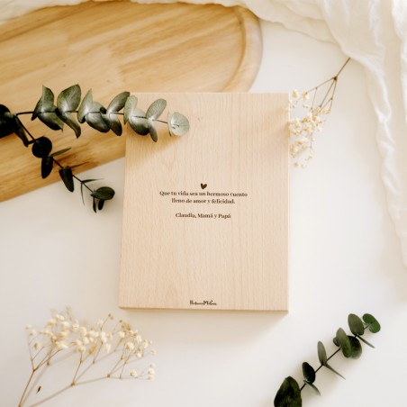 Vista del marco libro cerrado, con el diseño elegante en la portada de madera natural.