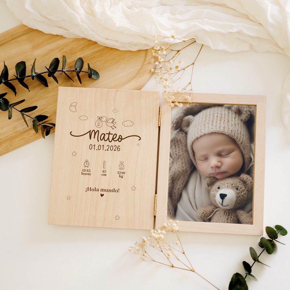 Diseño completo del marco libro con la portada abierta, mostrando la personalización con la fecha y los nombres.