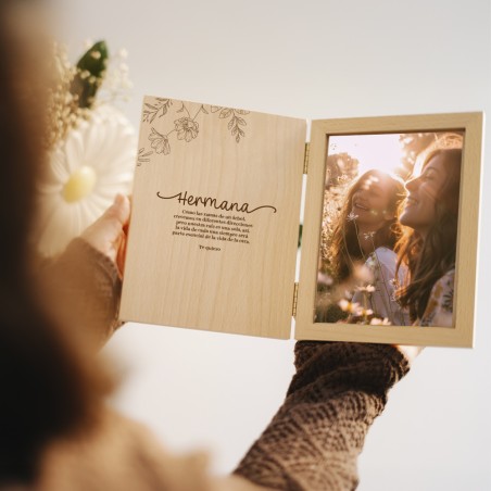 Vista del marco libro con la portada abierta, mostrando la personalización con la fecha y los nombres.