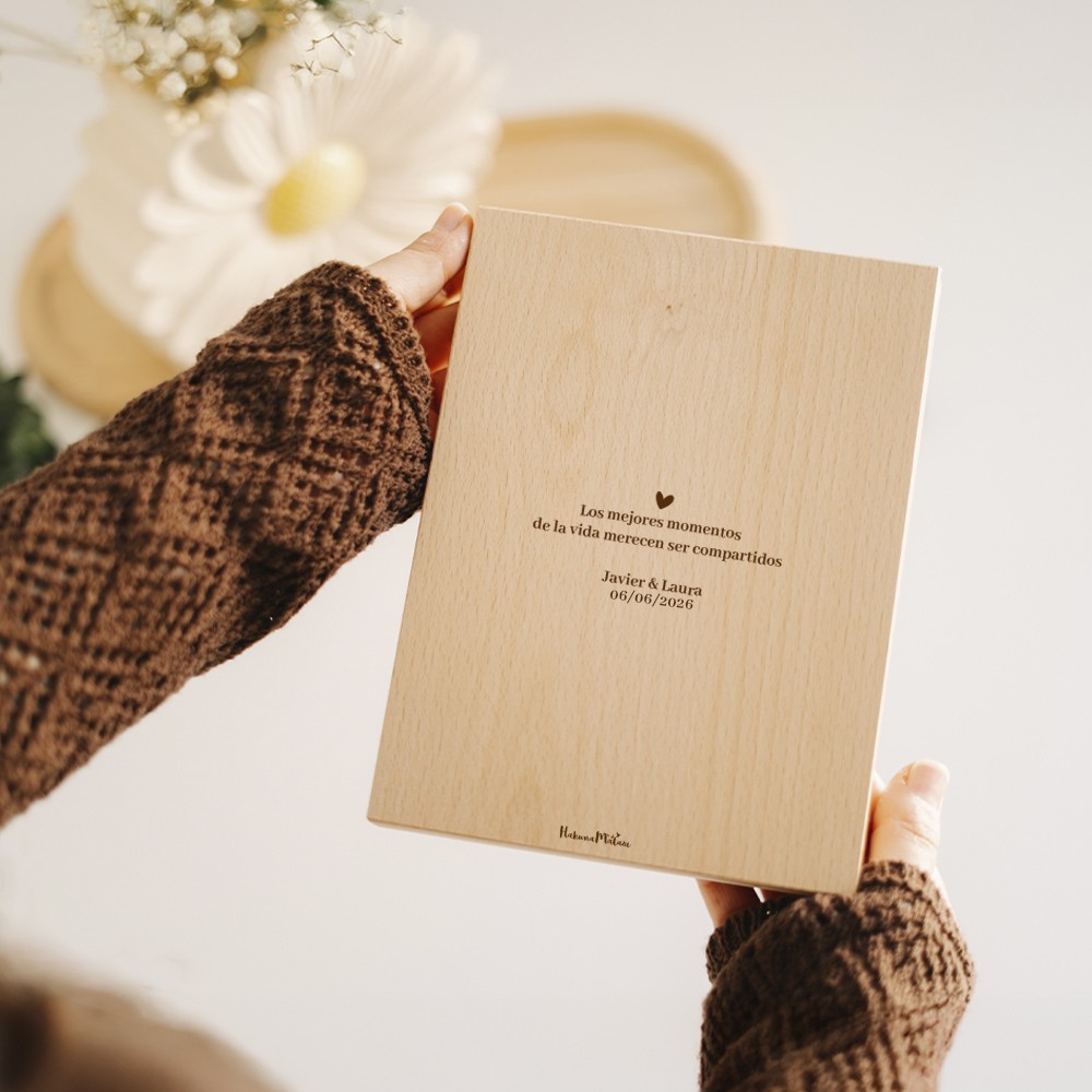 Vista del marco libro cerrado con el diseño elegante y personalizado en la portada de madera natural.