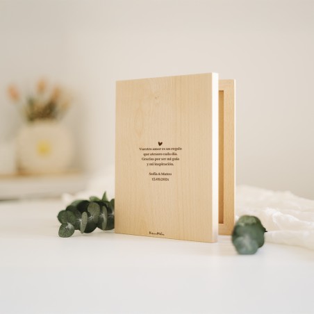 Vista del marco libro cerrado, con el diseño elegante de madera natural y la personalización en la portada. Vista del marco libro cerrado, con el diseño elegante de madera natural y la personalización en la portada.