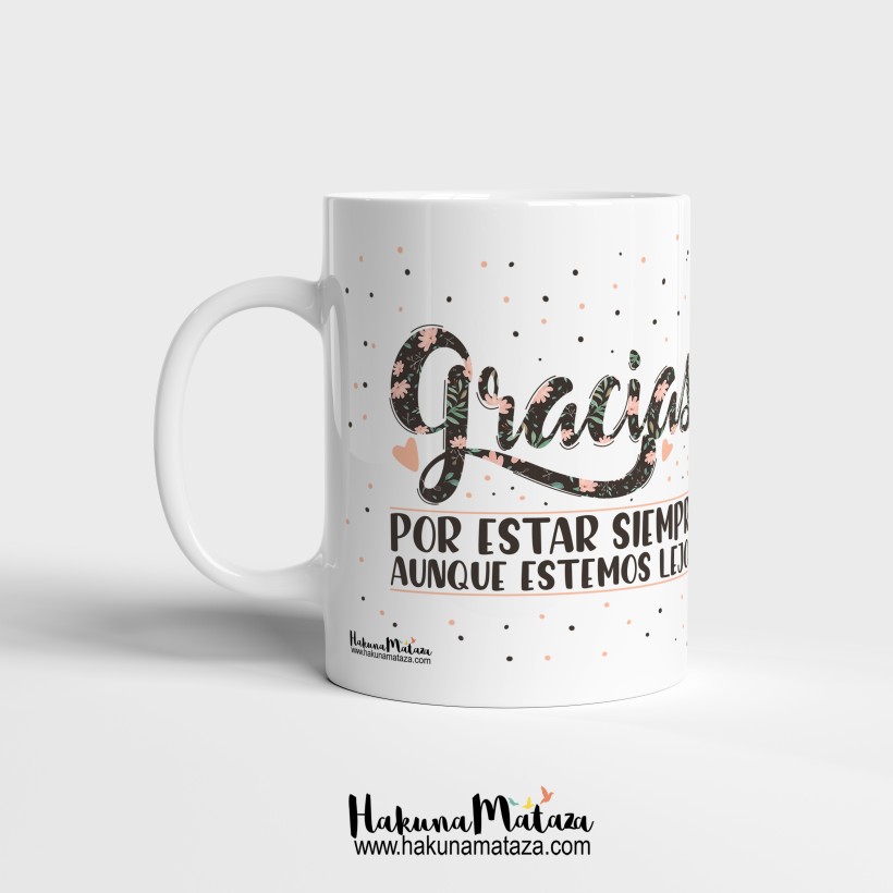 Detalle de la taza personalizada con la frase "Gracias por estar siempre aunque estemos lejos"