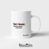 Detalle del diseño de la taza con la frase "Una hermana es la que te da su