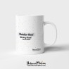 Detalle del diseño de la taza con la frase "Un hermano es el que te da su paraguas