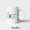 Detalle de la taza con el código de Spotify y el título y artista de la canción