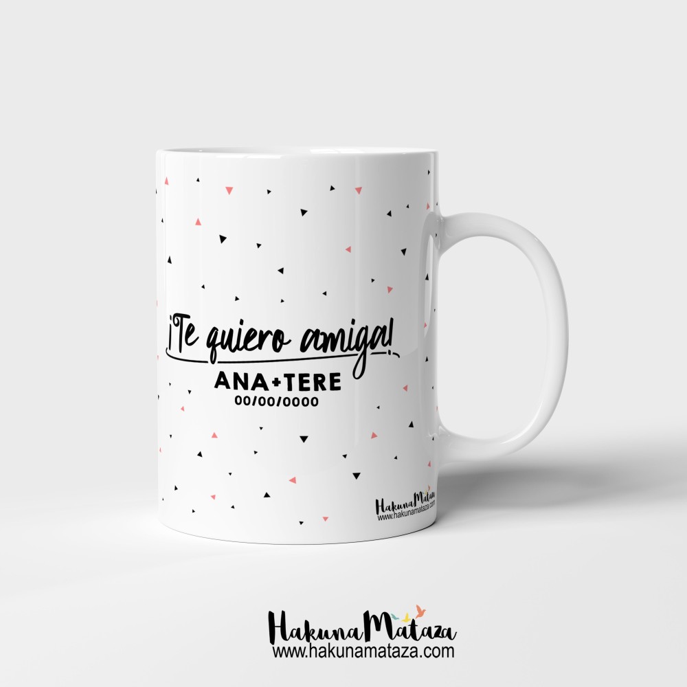 Detalle del diseño de la taza con la frase "Te ríes un rato con una amiga/amigo"