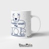 Detalle de la taza con la frase "De tu hija de cuatro patas" y un diseño de huellas de perro